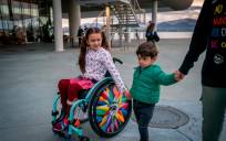 A sus ocho años, Lucía Navarro, más conocida como SuperLu, se ha convertido en una celebridad por contar a través de su cuenta de Instagram (@SuperLu_6) su día a día en una silla de rueda. EFE/Román G. Aguilera