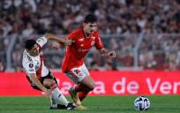 Johnny Cardoso, de Internacional, (de rojo) en un partido de los octavos de final de la Copa Libertadores ante River Plate EFE/ Juan Ignacio Roncoroni
