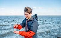 Fotografía del joven Fionn Ferreira, facilitada por él mismo, tomando muestras de agua para examinar la posible contaminación del agua causada por microplásticos. 