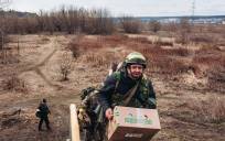 Un soldado del ejército ucraniano con una caja de provisiones. / E.P.