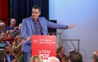 El presidente del Gobierno, Pedro Sánchez durante el acto electoral celebrado este sábado en La Palma. EFE/Luis G Morera