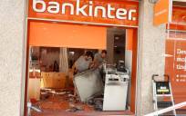 Vista de los daños ocasionados en uno de los cajeros automáticos, este en Barcelona. EFE/ Toni Albir