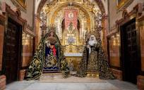 Foto historia de las cofradías de Sevilla. La Soledad de San Lorenzo junto a la Virgen de la Palma
