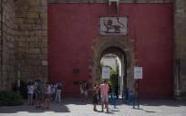 Afluencia de turistas y visitantes en la entrada al Real Alcázar. / María José López - E.P.