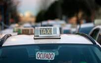 Decenas de taxis estacionados en los alrededores del recinto ferial de Madrid este miércoles. EFE/Javier Lizón