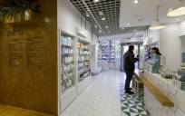 Farmacia Botiq del centro Comercial Torre Sevilla. / El Correo