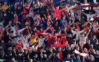 Aficionados del Sevilla animan al equipo durante el partido frente al Espanyol. EFE/Enric Fontcuberta