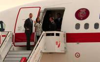 El rey Felipe VI y la reina Letizia saludan tras participar este lunes en la despedida oficial en el pabellón de Estado del aeropuerto Adolfo Súarez Madrid-Barajas. / EFE