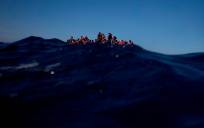 Una barcaza con 34 migrantes espera ayuda desde hace 36 horas en el Mediterráneo