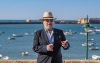 Antonio Resines posa para los medios hoy lunes en la playa de la Caleta de Cádiz,EFE/ Román Ríos
