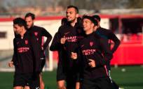 Navas, Jordán y Óliver Torres en el último entrenamiento del Sevilla. / SFC