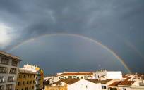Un arco iris cruza el cielo. EFE/ David Arquimbau Sintes