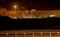 Varios marroquíes intentan llegar a suelo español desde la frontera que separa Melilla y Marruecos. / E.P.