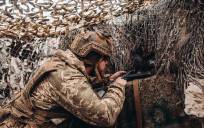 Un soldado del ejército ucraniano observa al enemigo desde su posición en el frente. / E.P.