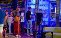 Un empleado toma la temperatura a un joven en un pub de Marbella. / EFE