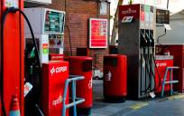 La gasolina despide 2022 un 30 % más barata que su récord del verano