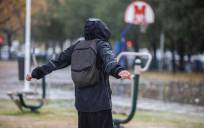 Una persona con un chubasquero bajo la lluvia. / E.P.