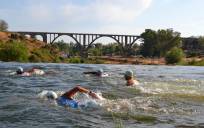 Prueba de natación en la presa del Huéznar, bajo el puente de hierro de Villanueva del Río y Minas (Foto: Julián Moreno / Ayuntamiento de Villanueva del Río y Minas)