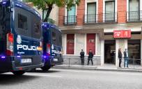 Furgones policiales frente a la sede del PSOE, a 13 de noviembre de 2023, en Madrid.