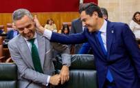 El presidente andaluz, Juanma Moreno, bromea con el consejero de Hacienda, Juan Bravo, tras el pleno de Presupuestos. EFE/Julio Muñoz