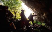 Miembros del equipo de rescate buscan los cuatro espeleólogos portugueses en el complejo Cuevo Coventosa, un entramado de cuevas y galerías de 6,7 kilómetros de longitud, con un desnivel de 685 metros y una profundidad máxima de 815 metros. EFE/ Pedro Puente Hoyos