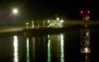 E barco atracado en el puerto de Gijón, de nombre Irakilis, con bandera de Liberia y procedente de Colombia. EFE/ J. L. Cereijido
