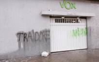 La fachada de la sede nacional de Vox ha amanecido este lunes con pintadas ofensivas contra los dirigentes del partido. EFE/Chema Moya