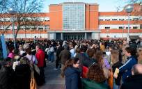 Cientos de personas congregadas en la universidad Complutense durante la prueba convocada por el Ministerio de Sanidad para acceder a las plazas ofertadas de Formación Sanitaria Especializada en Madrid. EFE/ Fernando Villar