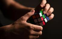 Resolver el cubo Rubik, una afición al alza en España