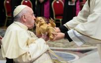 El papa denuncia en misa del gallo una humanidad insaciable de poder y dinero