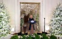 La primera dama de Estados Unidos, Jill Biden, agradece a los voluntarios que ayudaron a decorar la Casa Blanca para la temporada navideña, en Washington (EE.UU.), este 28 de noviembre de 2022. / EFE-EPA-Michael Reynolds