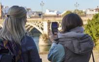 Dos turistas abrigadas en Sevilla. / El Correo