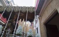 La Virgen de Gracia y Amparo a su paso por el convento de Santa Ángela, a la ida, el pasado Martes Santo. Foto: Teresa Roca.