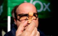 Vox reparte muñecos que simulan ser fetos en una campaña contra el aborto en Sevilla