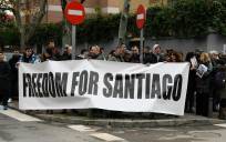 Concentración frente a la Embajada de Irán en Madrid para reclamar la puesta en libertad del español Santiago Sánchez Cogedor, retenido en Irán desde octubre de 2022, en una imagen de archivo. EFE/ Victor Lerena