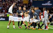 El Sevilla saltó al césped con una camiseta de apoyo a Sergio Rico