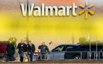 Vista de agentes investigando un tiroteo en un Walmart de Chesapeake, el 23 de noviembre de 2022. / EFE