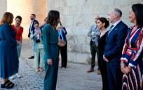 La ministra de Igualdad en funciones, Irene Montero saluda a la presidenta de las Cortes de Aragón, Marta Fernández. EFE/Javier Cebollada