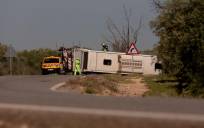 Imagen del autobús volcado en Pedrera este miércoles 18 de mayo. / Pedrera Comunica