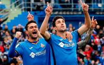 Los jugadores del Getafe Jaime Mata (d) y su compañero Jorge Molina (i) celebran un gol contra el Sevilla. EFE/Chema Moya