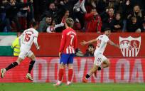 El delantero del Sevilla, Isaac Romero (d), celebra el primer gol del equipo sevillista durante el encuentro correspondiente a la jornada 24 de Primera División en el estadio Sánchez Pizjuán, en Sevilla. EFE/ Julio Muñoz.