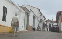 Un vecino de Cumbres Mayores (Huelva) transporta una garrafa de agua para consumir en su casa, en una fotografía de archivo. EFE/Fermín Cabanillas