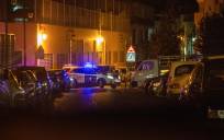 Un coche de la Guardia Civil vigila las inmediaciones de la vivienda donde han sido hallados muertos por arma de fuego un hombre y una mujer en Albuñol, Granada. EFE/Alba Feixas