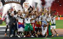 Los jugadores del Sevilla celebran su triunfo en la final de la Europa League tras derrotar a la Roma en la tanda de penaltis del encuentro que han disputado este miércoles en el Puskas Arena de Budapest (Hungría). EFE/ Julio Muñoz.