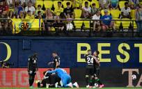 Los jugadores del Betis celebran el segundo gol (1-2), marcado por su compañero hispano-brasileño durante el partido de LaLiga que Villarreal CF y Real Betis disputaron en el estadio de La Cerámica en Villarreal. EFE/Andreu Esteban