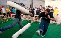Dos jóvenes participan en el torneo "Friki Fighter", durante la inauguración del I Salón del Manga y la Cultura Japonesa . EFE/Jorge Zapata 