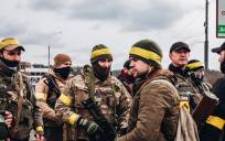 Varios soldados del ejército ucraniano en Irpin (Ucrania). Diego Herrera / Europa Press