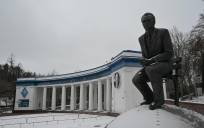 Estatua del legendario seleccionador soviético y técnico del Dinamo Kiev, Valeri Lobanovski. Al fondo, el estadio del Dinamo Kiev, en foto de archivo. EFE/Ignacio Ortega