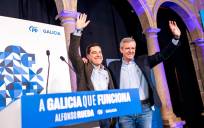 El presidente de Andalucía, Juanma Moreno (i) y el presidente de la Xunta de Galicia y candidato del PP a la reelección, Alfonso Rueda. Agostime / Europa Press