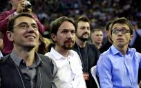 Imagen de archivo del líder de Podemos, Pablo Iglesias (c), Juan Carlos Monedero (i) e Iñigo Errejón (d) en la Asamblea Ciudadana "Sí Se Puede", celebrada en Madrid el 18 de octubre de 2014. EFE/Zipi